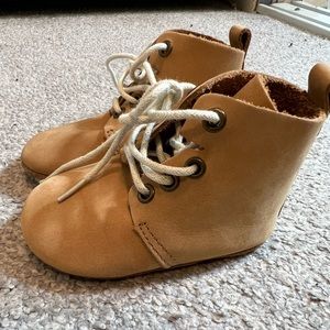 Piper Finn baby girls/boys high top oxfords. New. Size 3.